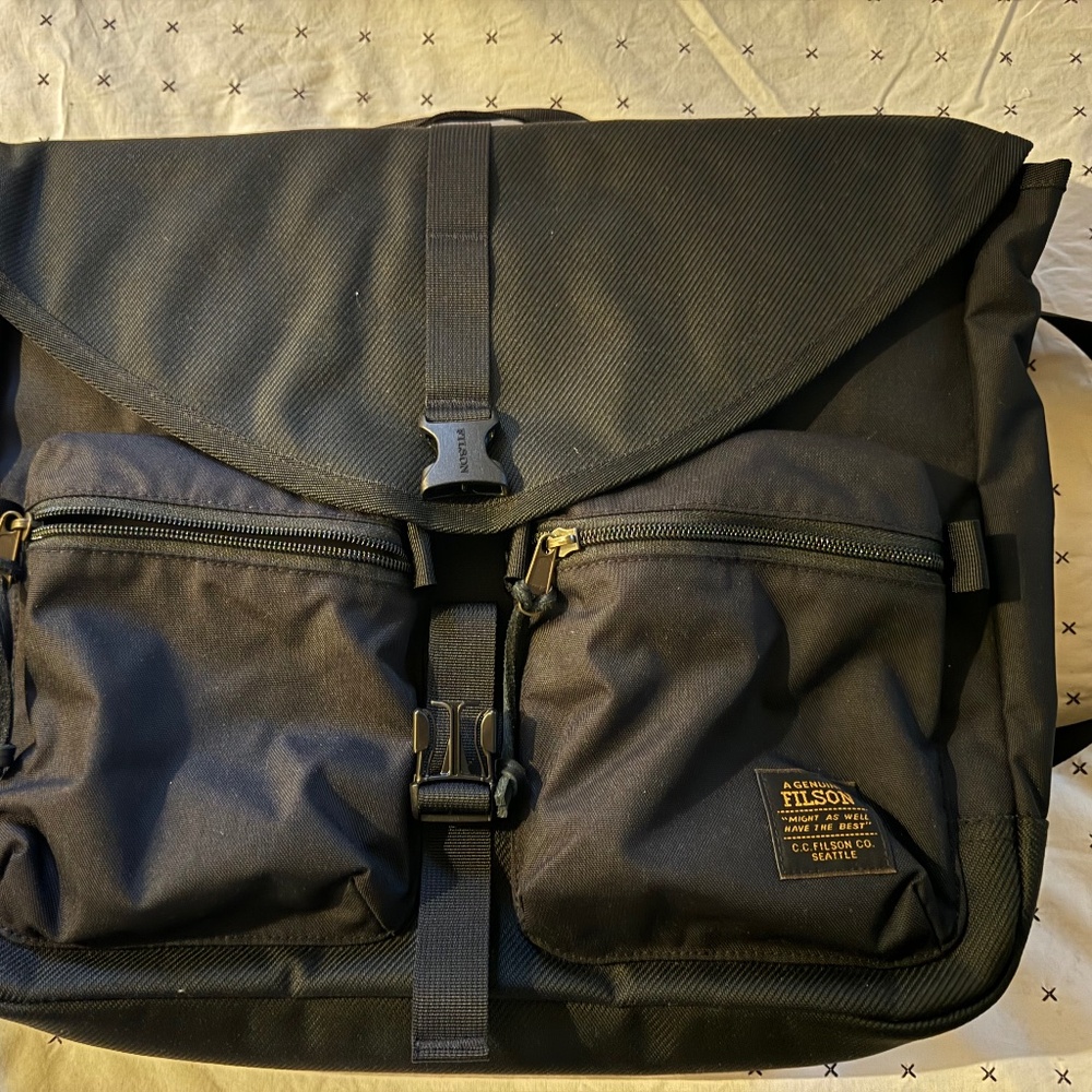 Surveyor Messenger Bag in black